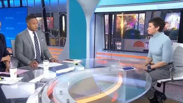 Camiseta de cuello alto de tres cuartos de cintura de Vince llevada por Stephanie Gosk, tal como se ve en Today el 21 de enero de 2026