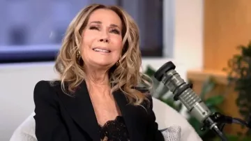 Camiseta de satén con estampado leopardo de Dolce & Gabbana llevada por Kathie Lee Gifford tal como se ve en Today el 21 de enero de 2026