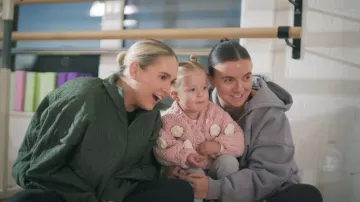 Veste de sport oversize Adidas Originals x Asos portée par Molly-Mae Hague telle que vue dans Molly-Mae : Behind It All (S03E04)