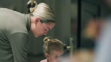 Alo Yoga 90's Claw Clip Brown Tortoise worn by Molly-Mae Hague as seen in Molly-Mae: Behind It All (S03E04)