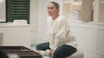 Pull Loewe en mélange coton porté par Molly-Mae Hague tel que vu dans Molly-Mae : Derrière tout (S03E01)