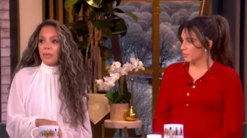 Blusa Ronny Kobo Anouk usada por Sunny Hostin vista en The View el 20 de enero de 2026