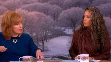 Traje de cuello alto drapeado Ronny Kobo Poppins llevado por Sunny Hostin, visto en The View el 21 de enero de 2026