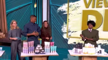 Pantalones Twp Avery de pierna ancha usados por Sara Haines como se ve en The View el 21 de enero de 2026