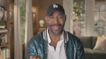 Soprano Sequin Bomber llevado por Karamo Brown en Queer Eye (S10E01)