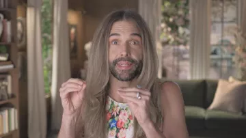 Vestido de seda asimétrico de Loewe usado por Jonathan Van Ness tal como se ve en Queer Eye (S10E01)