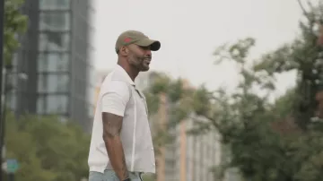 Camisa de rayas de punto de punto Orlebar Tiernan Ripley de rayas de punto y botones usada por Karamo Brown vista en Queer Eye (S10E01)