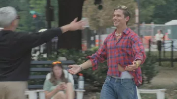 La camiseta Row Lancaster que lleva Antoni Porowski vista en Queer Eye (S10E01)