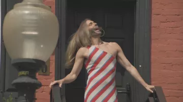 Robe maskini à rayures à une épaule Topshop portée par Jonathan Van Ness, vue dans Queer Eye (S10E01)