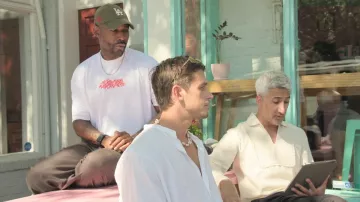 T-shirt BoohooMan grand et surdimensionné mode Mode avion porté par Karamo Brown tel que vu dans Queer Eye (S10E02)