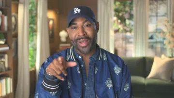 Fleur De Lis Bomber llevada por Karamo Brown vista en Queer Eye (S10E02)