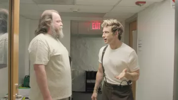 Todd Snyder Camiseta acanalada usada por Jeremiah Brent vista en Queer Eye (S10E02)