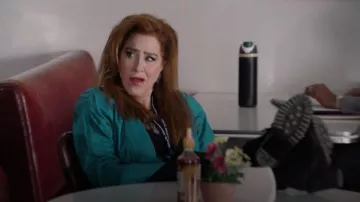 Veste en cuir Chia vintage teal portée par Melissa Schemmenti (Lisa Ann Walter) telle que vue dans Abbott Elementary (S05E11)