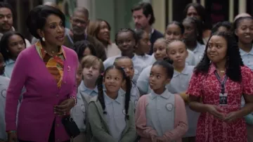 C par le grand-père de Bloomingdale, Cardiga portée par Barbara Howard (Sheryl Lee Ralph) telle que vue dans Abbott Elementary (S05E11)