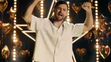 Camisa blanca de cuello retro de Bershka usada por Ciaran Davies, tal como se ve en Love Island: All Stars (S03E01)