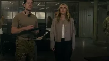 Veste Hugo Boss en laine extensible avec tissage Sharkskin portée par Rebecca 'Bex' Henderson (Melissa Roxburgh) telle que vue dans The Hunting Party (S02E02)