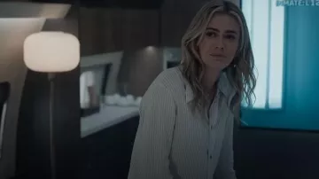 Chemise rayée Z Supply Del Mar portée par Rebecca 'Bex' Henderson (Melissa Roxburgh) telle que vue dans The Hunting Party (S02E02)
