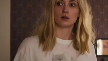 Roba la camiseta estampada de Zara Dunne Kitten 2026 que lleva Zara (Sophia Turner) en Steal