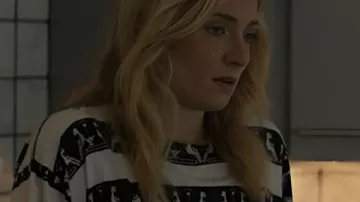 Roba la camiseta blanca y negra de Zara Dunne 2026 que lleva Zara (Sophia Turner) en Steal (T01)