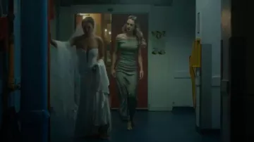 Vestido Bec + Bridge Eternity en salvia que lleva Lucy Albright (Grace Van Patten) como se ve en Dime Mentiras (S03E01)