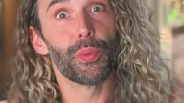 Queer Eye S10 Confesional Jersey estampado de Jonathan Van Ness llevado por Self Grooming (Jonathan Van Ness) visto en Queer Eye