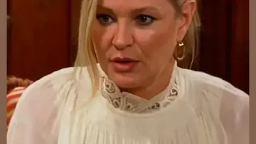 Blusa blanca con cuello de encaje de Sharon Newman, usada por Sharon Collins (Sharon Case), como se ve en The Young and the Restless