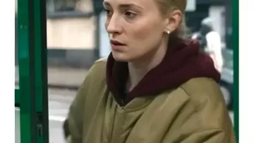 Roba la chaqueta bomber de Sophie Turner de la temporada 1
