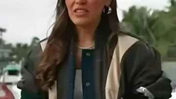 Chaqueta bomber de Access Hollywood 2026 de Emily Orozco usada por (Emily Orozco) en Access Hollywood