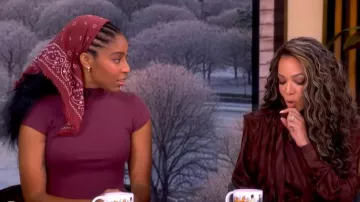 Robe bordeaux à manches courtes Marques Almeida portée par Jessica Williams dans l'émission The View le 21 janvier 2026.