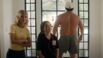 Falda mini de Chelsea & Violet Lena Denim A-Line con bolsillo delantero llevada por LeeAnn Kreischer (Arden Myrin) vista en Free Bert (S01E02)