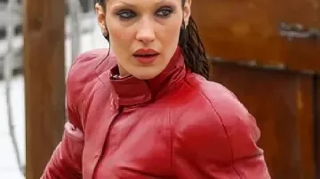 La chaqueta corta roja de The Beauty Bella Hadid en THE BEAUTY Tráiler Oficial 2 (2026) Bella Hadid, Ashton Kutcher Serie de Ciencia Ficción HD