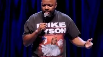 Bald Brothers: Un show de comedia freestyle con camiseta negra con gráficos de Kevin Fredericks en Bald Brothers Freestyle Comedy Show Ft. Tony Baker & KevOnStage #1