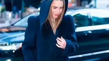 Emilia Clarke New York City 2026 Hooded Coat en Emilia Clarke, Haley Lu Richardson y más asisten al estreno de 'Ponies'