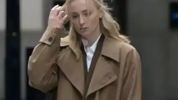 Zara Dunne Roba Abrigo marrón 2026 que lleva Zara (Sophia Turner) como se ve en Steal (T01)
