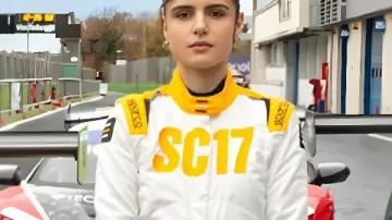 Traje de carreras Motorvalley Caterina Forza usado por Blu Venturi (Caterina Forza) tal como se ve en Motorvalley (S01)