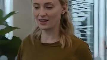 Zara Dunne roba la parte superior marrón de Zara (Sophia Turner) como se ve en Steal (T01)