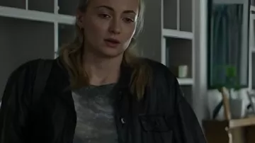 Chaqueta de cuero negra de Steal S01 Sophie Turner que lleva Zara (Sophia Turner) tal y como se ve en Steal (S01E06)