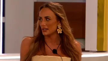 Shein 1 par de pendientes de flores vintage a la moda y creativos adecuados para banquetes diarios que lleva Millie Court como se ve en Love Island: All Stars (S03E02)