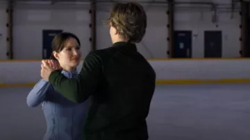 Nulu veste courte Lululemon Define portée par Adriana Russo (Madelyn Keys) comme on le voit dans Finding Her Edge (S01E01)