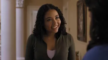 Aritzia Golden LIFE Relay Zip-Up porté par Riley Monroe (Millie Davis) tel que vu dans Finding Her Edge (S01E03)
