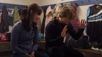 Nulu veste courte Lululemon Define portée par Adriana Russo (Madelyn Keys) comme on le voit dans Finding Her Edge (S01E07)