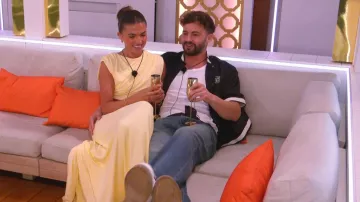 Camisa retro de cuello Bershka llevada por Ciaran Davies como se ve en Love Island: All Stars (T03E06)