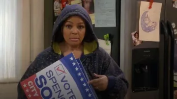 Selvaggio x Fenty Forever Savage con capucha que lleva Regina (Kim Fields) como se ve en The Upshaws (S07E07)