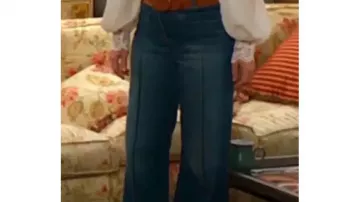 Vaqueros acampanados con bolsillo delantero de Sharon Collins (Sharon Case) en The Young and the Restless (T52)