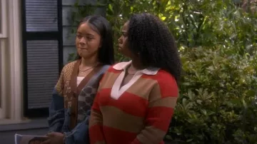 Rails Cherry Strip Harris à col à col porté par (Daria Johns) comme on le voit dans The Upshaws (S07E08)