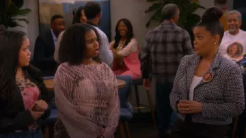 Veste courte Bar III à bordures de pseudocuir portée par Regina (Kim Fields) comme on le voit dans The Upshaws (S07E09)