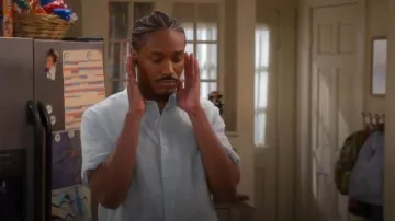 Haut à cravate florale Cinq a Sept Marianna porté par (Dwayne Perkins) comme on le voit dans The Upshaws (S07E10)