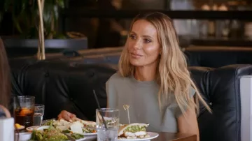 Gilet à manches en cachemire gris Brunello Cucinelli porté par Dorit Kemsley tel que vu dans Les vraies femmes au foyer de Beverly Hills (S15E06)