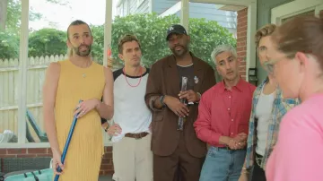 Robe Midi spirale Simon Miller portée par Jonathan Van Ness telle que vue dans Queer Eye (S10E03)
