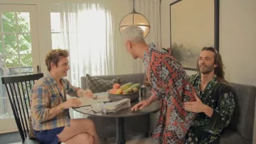 Robe portefeuille en soie à imprimé floral Bernadette Peignoir portée par Jonathan Van Ness telle que vue dans Queer Eye (S10E03)